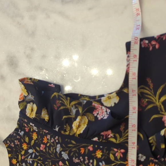 Ann Taylor LOFT Navy Floral ruffled sleeveless blouse size medium - Picture 6 of 10